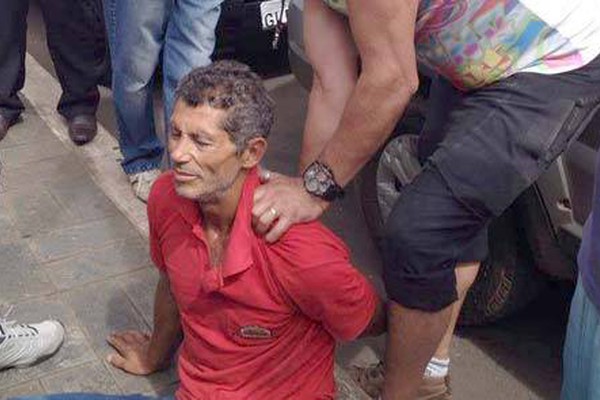 Moradores dominam usuário de drogas logo após furto no centro de Patos de Minas