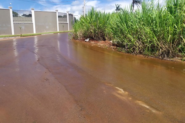 Grande vazamento de água intriga moradores das Chácaras Caiçaras em Patos de Minas