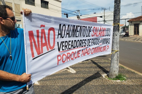 Patenses fazem manifestação em Patos de Minas contra aumento de 25,23% nos salários dos vereadores