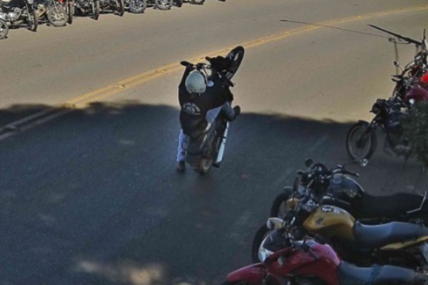 Jovem é preso após empinar moto, fugir da PM e colocar pessoas em risco em Patos de Minas