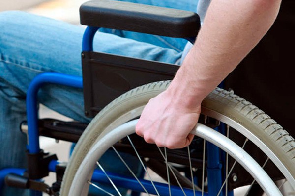 Justiça condena laboratório a indenizar cadeirante que caiu de rampa de acesso em MG