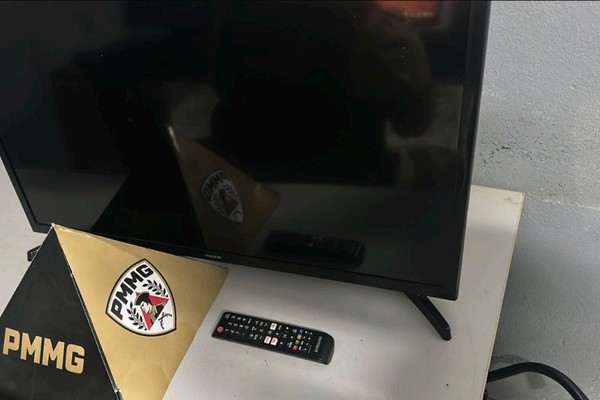 Polícia Militar prende dois homens após arrombamento de residência e furto de Smart TV em Patos de Minas