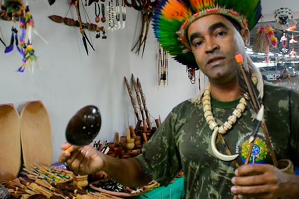 Exposição de artesanato trazida por índios do interior da Bahia chama a atenção em Patos de Minas