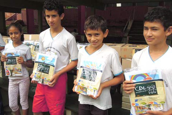 CDL distribui 1.200 kits de materiais escolares e ajuda a manter crianças carentes na escola