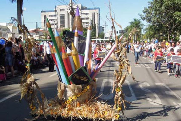 Desfile de aniversário mostra as riquezas de Patos de Minas e distribui produtos de milho