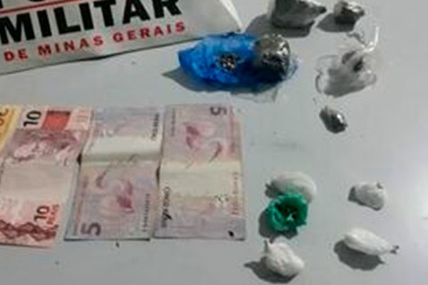 Polícia Militar encontra maconha, cocaína e dinheiro em residência e leva três para a delegacia