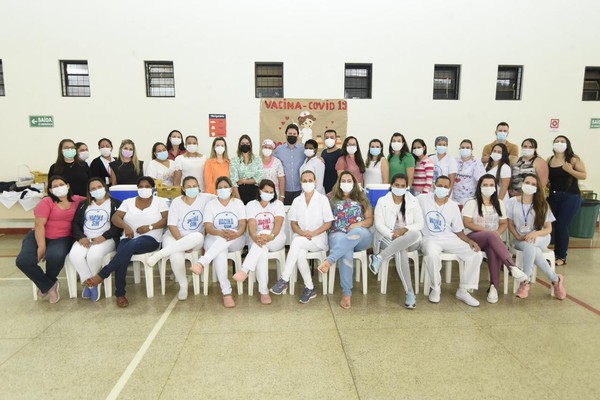 Patos de Minas ultrapassa 337 mil doses aplicadas e profissionais de saúde recebem homenagem