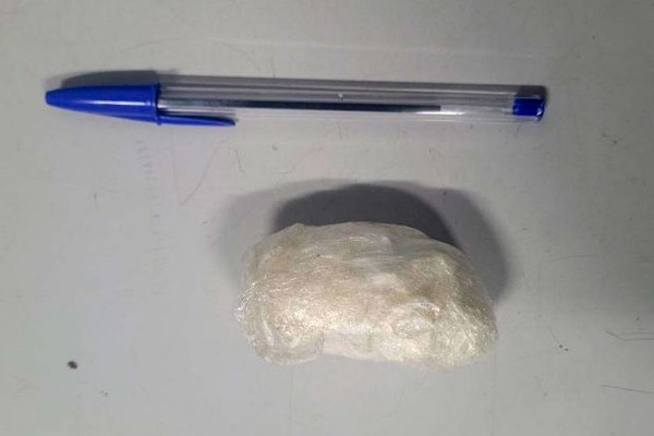 Após PM encontrar cocaína, homens se acusam e brigam em frente a policiais