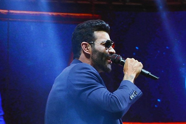 "Diga que mal te fiz eu"; Gusttavo Lima inicia show para maior público da Fenamilho; veja ao vivo