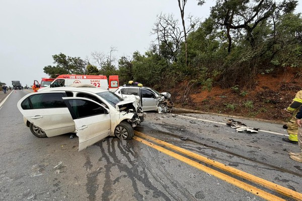 Carros batem de frente e deixam oito pessoas feridas na BR365; não houve morte