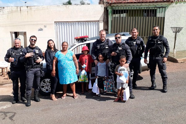 Policiais Penais adotam cartinha do Papai Noel e atendem a pedido comovente de crianças em Patos de Minas