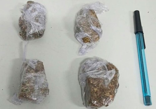 Polícia Militar prende duas pessoas e apreende maconha em lote abandonado em Patos de Minas