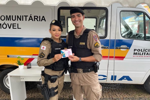 Com música, mensagem e bombons, Polícia Militar homenageia mulheres em Patos de Minas