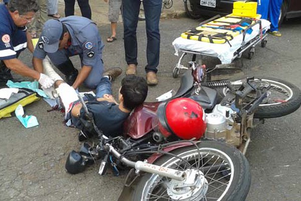 Motociclista fica gravemente ferido ao bater em veículo utilitário na rua Marechal Floriano