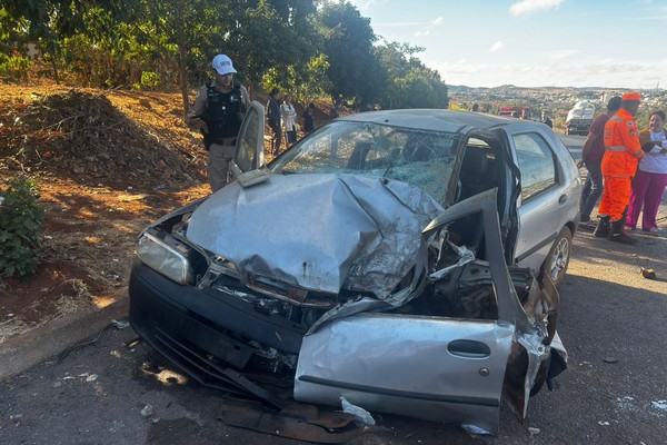 Idoso de 80 anos morre em batida de carro com caminhão na MGC354, em Presidente Olegário