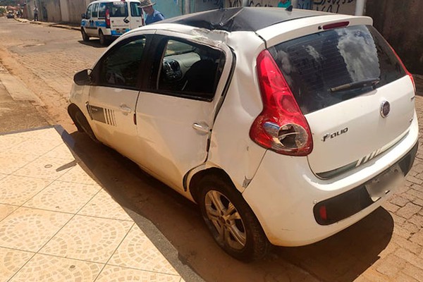 Motorista atinge poste em Patos de Minas e abandona veículo todo danificado