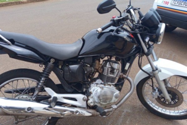 Motociclista empina moto e acaba batendo em viatura da PM ao ser perseguido