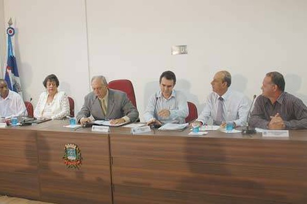 Pedro Lucas e secretários municipais participam da 1ª reunião na Câmara