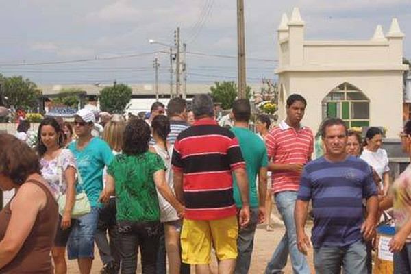 Feriado de Finados leva milhares de pessoas aos cemitérios de Patos de Minas