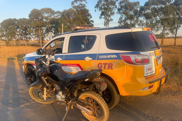 Condutor é preso por dirigir embriagado, sem habilitação e com moto sem placa em São Gotardo