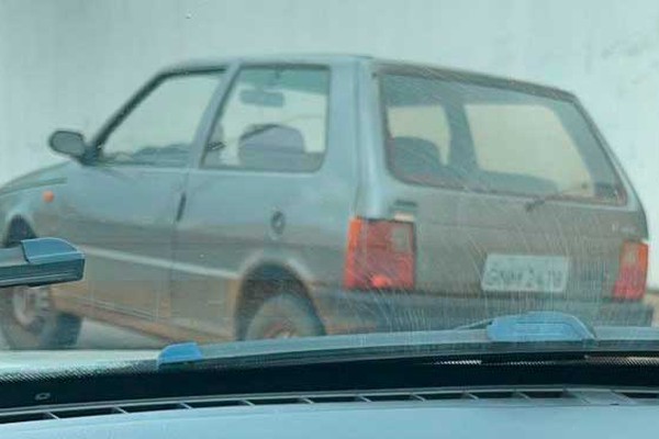 Fiat Uno é furtado em plena luz do dia e proprietário pede ajuda para recuperar o veículo