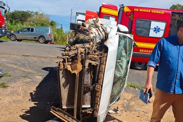 Veículo para tombado após ser atingido por outro carro na BR 365 e mobiliza Bombeiros e Samu