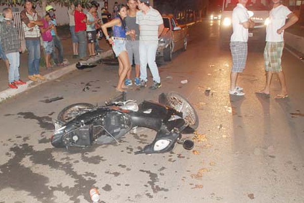 Motociclista com sintomas de embriaguez fica ferido ao bater em dois veículos na Major Gote
