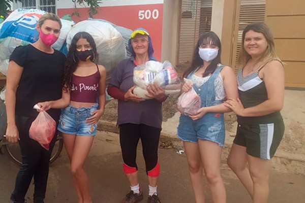 Voluntários se unem e doam alimentos e produtos de higiene em ações solidárias em Patos de Minas