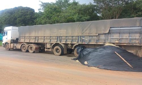 Carga de café fica espalhada pela BR-352 após colisão entre caminhões em Lagoa Formosa