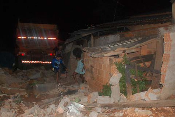 Caminhão vai parar em residência após descer morro descontrolado e derrubar muro