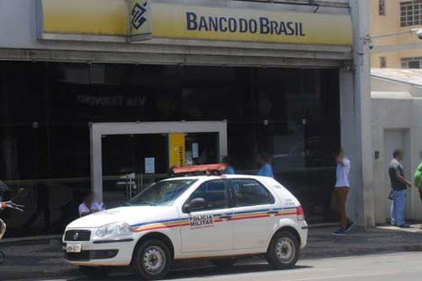 Mulher perde quase R$4 mil ao ter cartão trocado dentro de banco em Patos de Minas