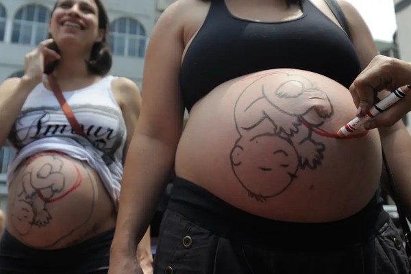 Fatores sociais e estruturais empurram mulheres para cesarianas