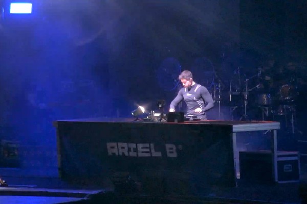 DJ Ariel B agita a arena antes de show de Hugo e Guilherme; veja ao vivo