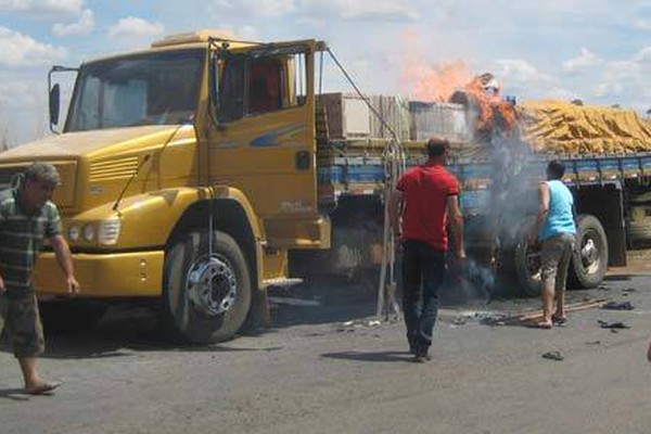 Caminhão pega fogo na BR 365 e mobiliza motoristas para conter as chamas