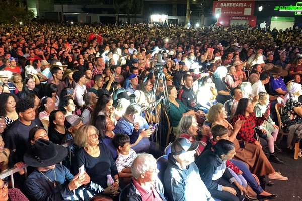 Com show de fogos, “Amor de primavera” levanta a multidão na Fenapraça; veja ao vivo