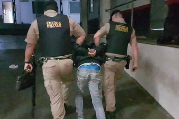 Homem é preso por tráfico de drogas ao tentar fugir com droga e dinheiro em Patos de Minas