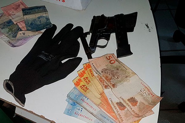 Dupla acusada de assaltar posto de combustíveis é presa com dinheiro e arma de fogo