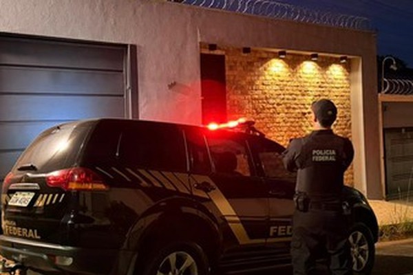 Operação da Polícia Federal contra tráfico internacional de drogas cumpre mandados em Patos de Minas