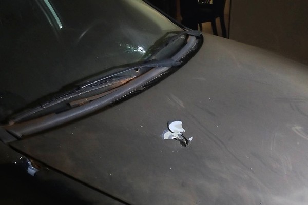 Homem vai atrás de mulher armado, sobe no muro e atira várias vezes no carro dela em Patos de Minas