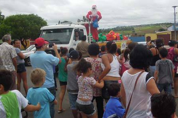 Natal na Base leva alegria e presentes para crianças carentes de Patos de Minas