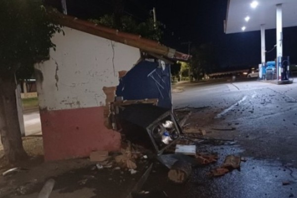 Motorista tenta dar cavalo de pau em posto, acerta casinha de calibragem de pneus e acaba preso