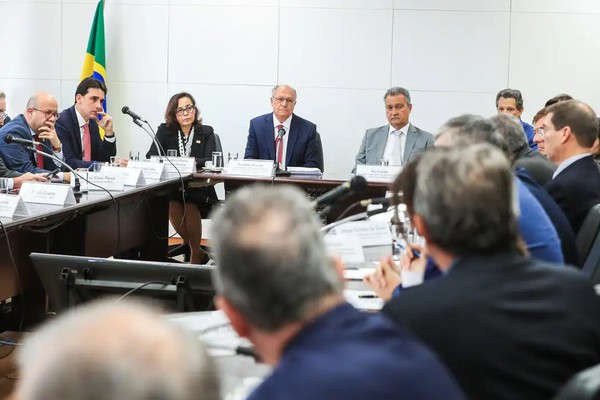 Governo busca negociação com EUA e pede apoio de empresários