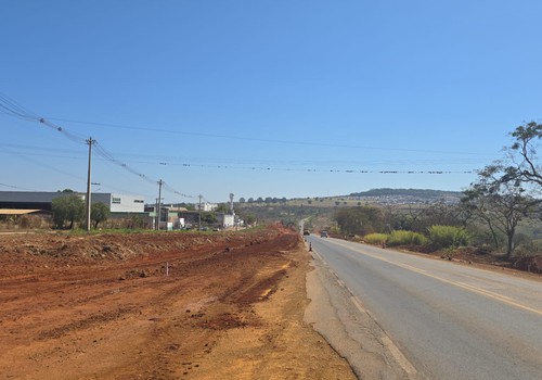 Obras na MGC-354 deixam trânsito em pare-siga entre Trevo da Escola Agrícola e BR-365