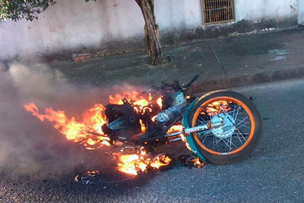 Motocicleta fica destruída após ser incendiada por dupla no Bairro Boa Vista