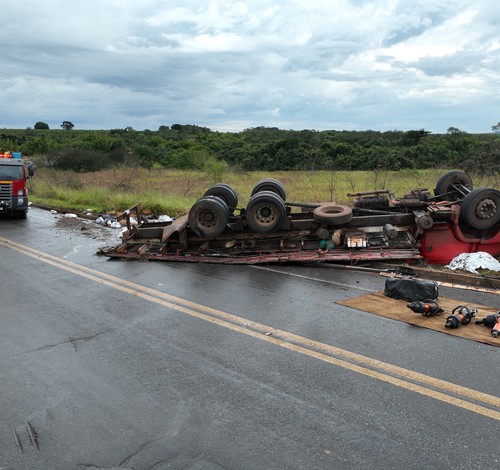 Caminhão carregado com açúcar capota perto de Catiara e motorista morre preso às ferragens na BR 146