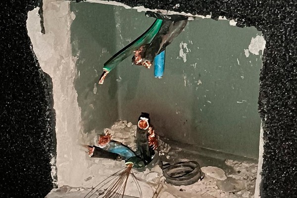 Acusado de invadir imóveis para furtar fios de cobre é preso em flagrante com alicate