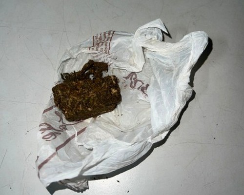 Foragido da justiça é preso debaixo de estante ao invadir residência em tentativa de fuga; os policiais apreenderam maconha