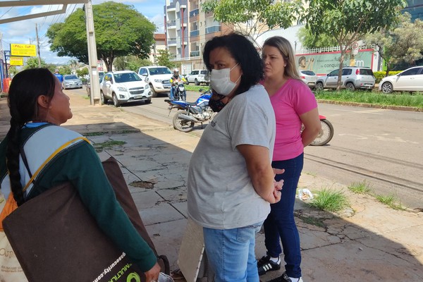Denúncias de venezuelanos pedindo dinheiro na rua com crianças mobilizam conselho tutelar e PM