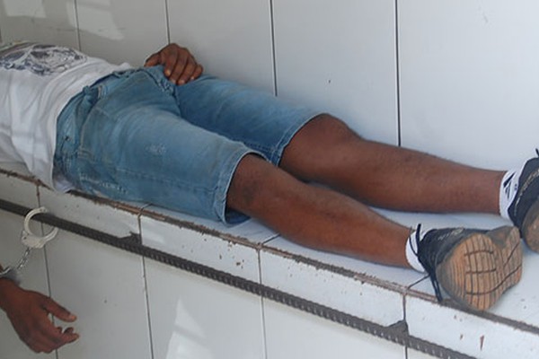 Jovem é preso ao ser flagrado pelo Olho Vivo desenterrando droga no Centro de Patos de Minas