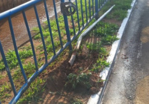 Após noitada, motorista acaba preso ao atingir grade de proteção do Córrego do Monjolo
